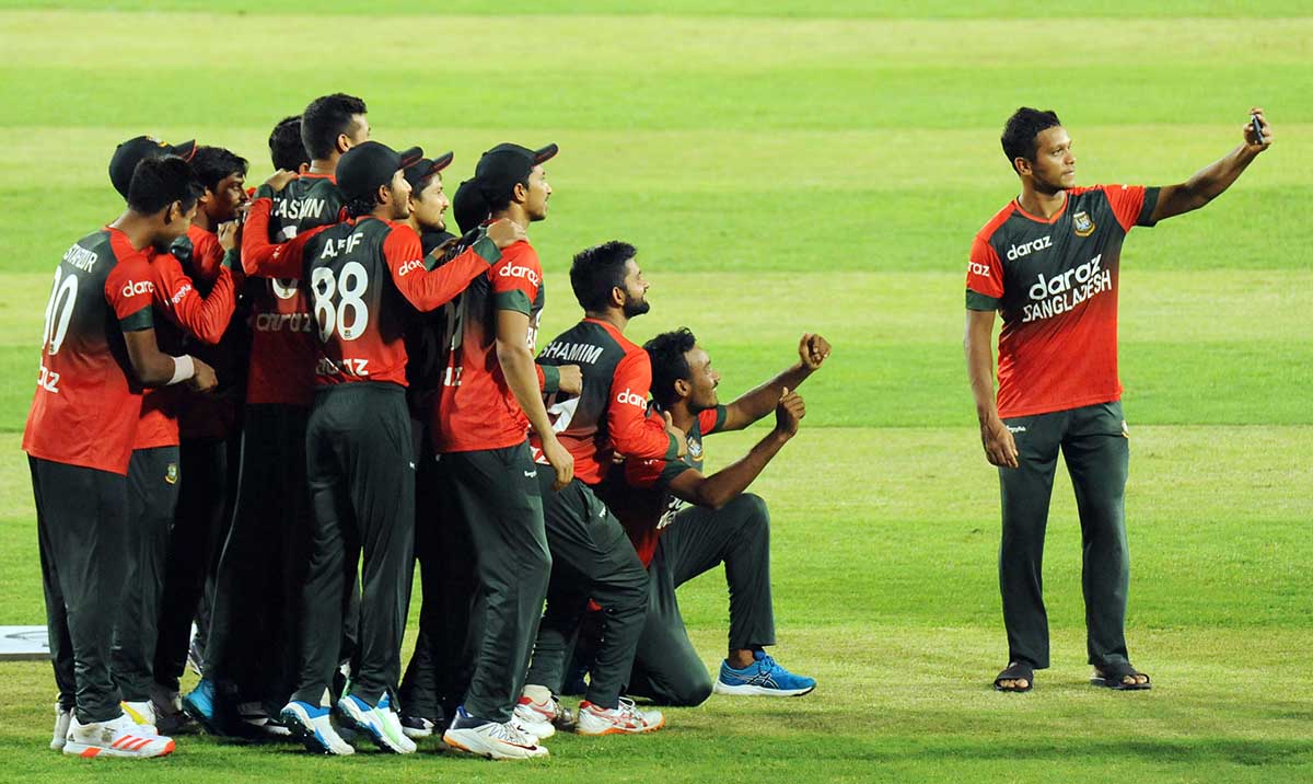 Mohammad Saifuddin takes a selfie after series win over Australia. Ban vs Aus, 5th T20I, 2021